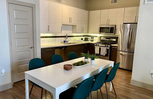 Woodlake - Briar Meadow Apartment | Vargos Long-term Gym pool 2/2 King fully equipped