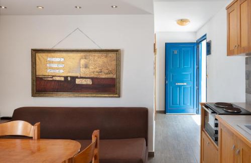 Kamari Apartment | Vasilis Studios Family House