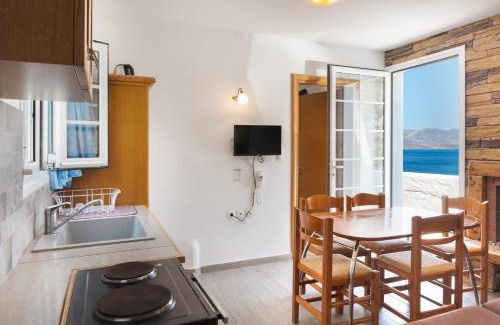 Kamari Apartment | Vasilis Studios Family House
