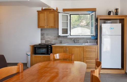 Kamari Apartment | Vasilis Studios Family House