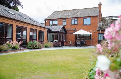Kington House | Vast, Elegant Home with Indoor Pool & Sauna near Popular Golf Course