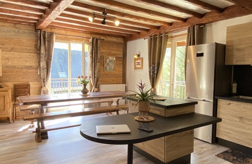 Cauterets Apartment | Vaste T4 115m2. Balcon. Vue. Suite. Jardin et jeux