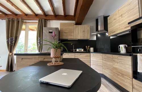 Cauterets Apartment | Vaste T4 115m2. Balcon. Vue. Suite. Jardin et jeux