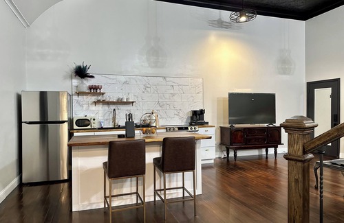 McKittrick Apartment | Vaudeville Suite, Romantic King Stay Just 4 Min from Hermann Wineries