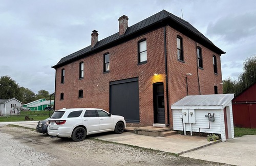 McKittrick Apartment | Vaudeville Suite, Romantic King Stay Just 4 Min from Hermann Wineries