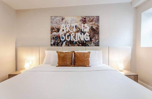 Gay Village Hotel | Vault King – Berri-UQAM Loft
