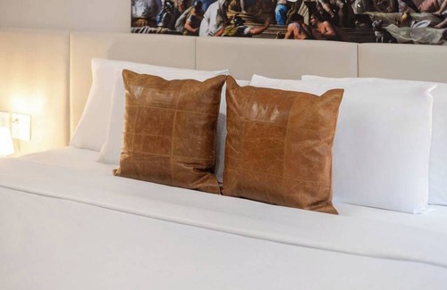 Gay Village Hotel | Vault King – Berri-UQAM Loft