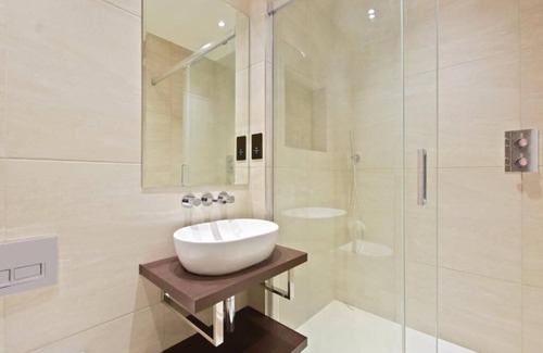 Pimlico Apartment | Vauxhall Bridge Road 3 Bedroom Apartment in London
