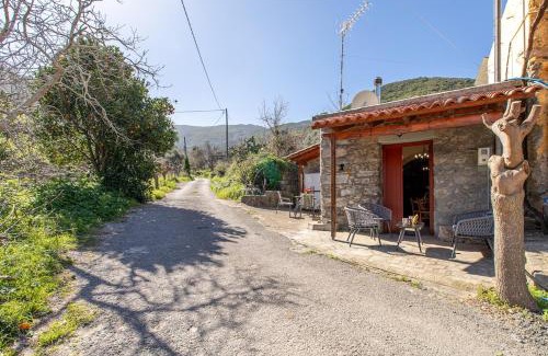 Agía Eiríni House | Vavouledo Village House
