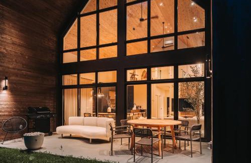 Val-des-Lacs Ski Chalet | VDL Pine Haus