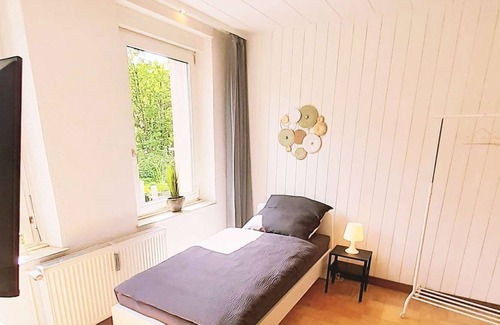 Velbert Apartment | VE02 modern holiday flat with WiFi