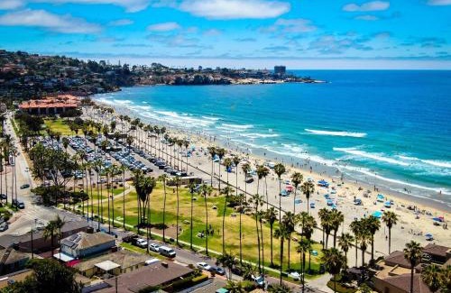 University City Apartment | Venetian Vacation La Jolla one bedroom condo luxury furnished central near beach and UTC mall