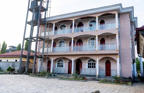 Buea Apartment | Venetian Villa, Spacious 2-bedroom apartment with WiFi, AC in charming Buea