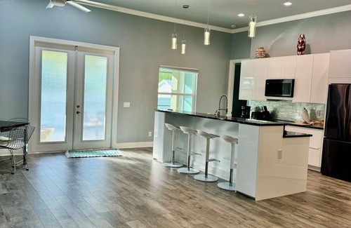 South Venice House | Venice Beach Getaway wHeated Saltwater Screened Pool and Lanai