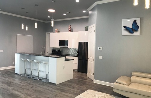 South Venice House | Venice Beach Getaway wHeated Saltwater Screened Pool and Lanai