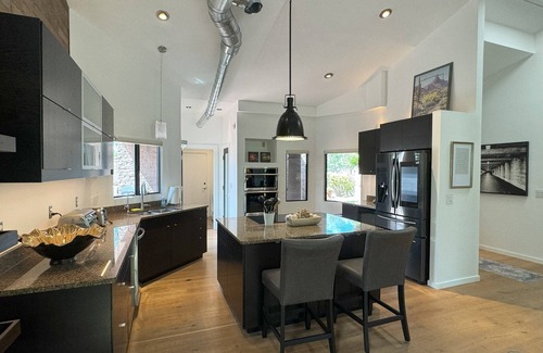 Ventana Canyon Estates House | Ventana Canyon Golf Course at your fingertips from this stunning private home