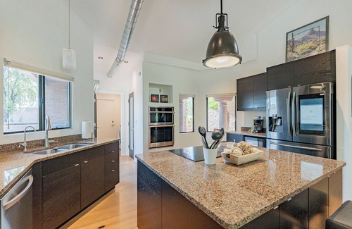 Ventana Canyon Estates House | Ventana Canyon Golf Course at your fingertips from this stunning private home