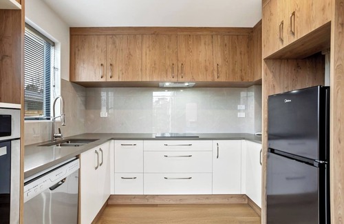 Auckland House | Ventura Delight Townhouse with Parking and Patio