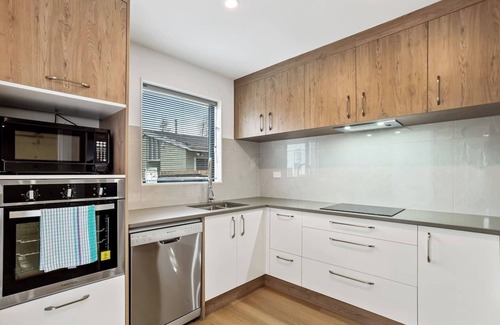 Auckland House | Ventura Delight Townhouse with Parking and Patio