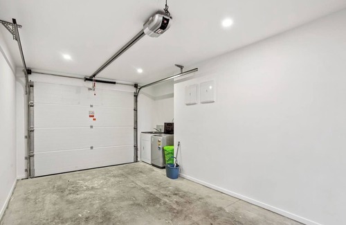 Auckland House | Ventura Delight Townhouse with Parking and Patio