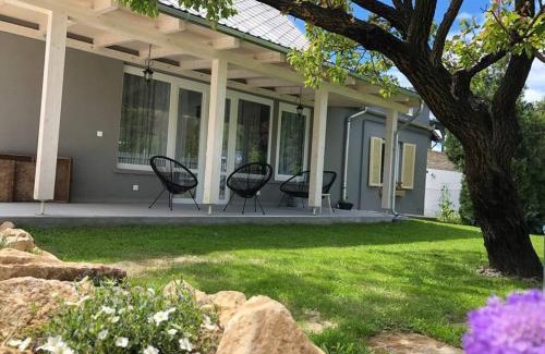 Balatonkenese House | Verandás Vendégház