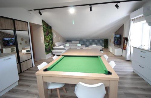 Verdun Apartment | Verdun Centre - Full climatisation - 3 chambres - 7 couchages - 10 personnes - Parking Proche - Terrain 800m2 - Balnéothérapie - Air de jeux extérieurs - TOP CONFORT - Géré par PrestaZen'Services