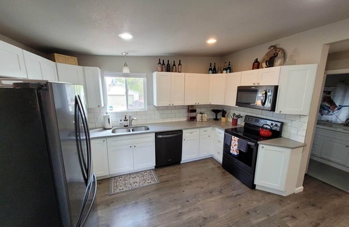 Downtown Colorado Springs Cottage | /VERN Cottage/Downtown, Walkable, Clean, Welcoming!