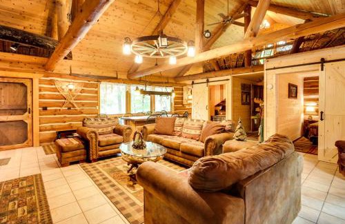 Hill Apartment | Versatile Bass Lake Cabin with Deck!