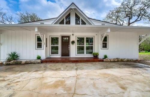 Pottsboro House | Versatile Home with Deck and Grill, 1 Mi to Lake!
