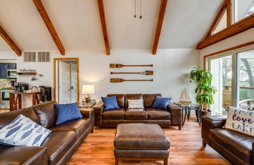 Pottsboro House | Versatile Home with Deck and Grill, 1 Mi to Lake!