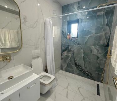 Mbrostar-Urë Apartment | Very luxuri 2 bedroom apartment sea view