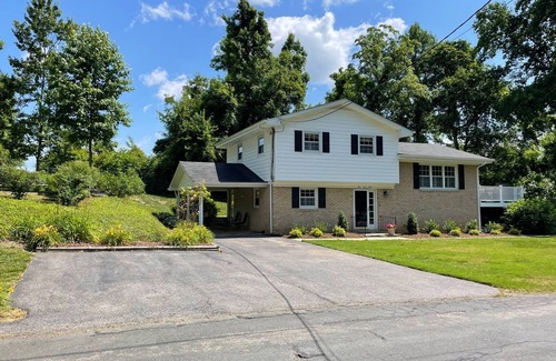 Edgewater House | Very nice house on quiet lot, dead end street. Kid friendly neighborhood.