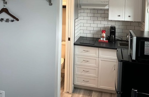 Merritt House | Very Nice, Super Clean, Downtown Hotel Room & Kitchenette