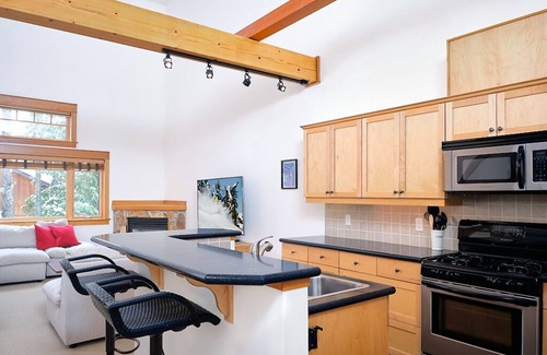 Rossland Condo | Very nicely appointed 3 Bedroom, 2 Bath Condo. Sleeps 8