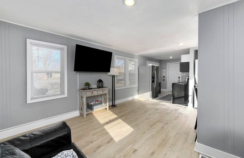 Sugar Creek House | Very Quiet | 15M -> Dntwn | Hidden Gem | 910 Mbps