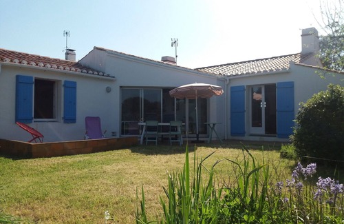 Noirmoutier-en-l'Ile House | Very quiet location, 5 minutes from the beach/10 minutes from shops by bike, large garden with castle view/Wifi.