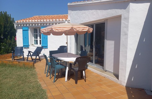 Noirmoutier-en-l'Ile House | Very quiet location, 5 minutes from the beach/10 minutes from shops by bike, large garden with castle view/Wifi.