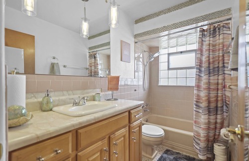 Normandy House | Very Spacious Duplex 7 minutes from ST. LOUIS AIRPORT and METROPOLITAN area!