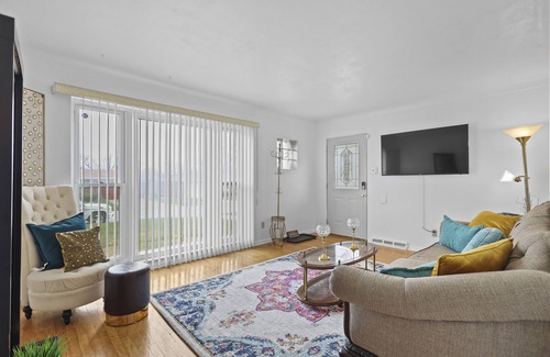 Normandy House | Very Spacious Duplex 7 minutes from ST. LOUIS AIRPORT and METROPOLITAN area!