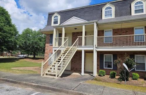 Auburn House | Vet School - Pools Full Kitchen Queen Bed