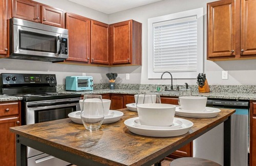 Bowling Green Apartment | Vette City! 4 Beds/4 Baths + 2 King Beds | BG, KY