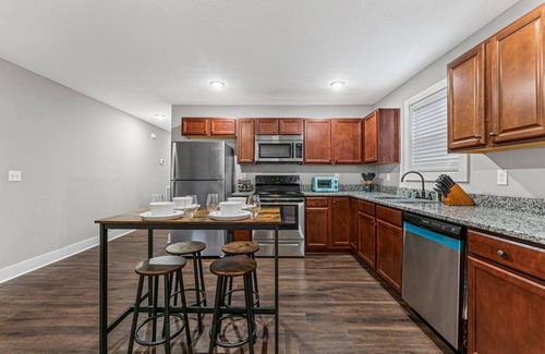 Bowling Green Apartment | Vette City! 4 Beds/4 Baths + 2 King Beds | BG, KY