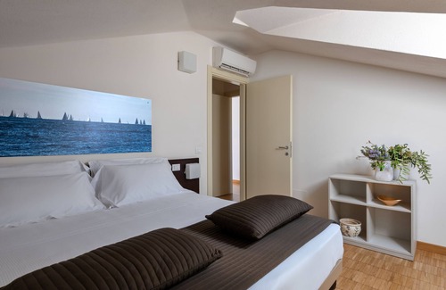 Lazise Old Town House | Vialeromadodici Rooms & Apartments