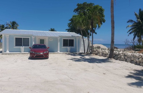Marathon House | Viamarhe-3/1 Ground Level Oceanfront home w/Kayaks, Yard Games & More