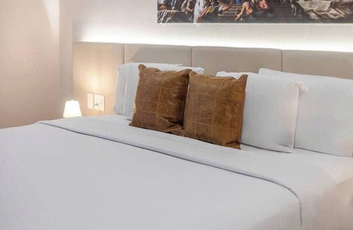 Gay Village Hotel | Vibe King – Heart of Montreal