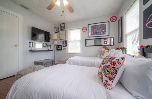 Old Seminole Heights House | Vibing in the Heights/breweries/food/petfriendly