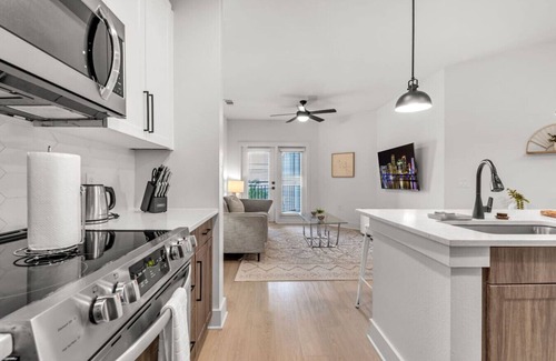 Ruskin Apartment | Vibrant 1-Bedroom Paradise: Pool & Gym Bliss