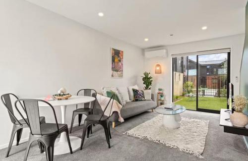 Henderson House | Vibrant 2 bed Henderson Abode