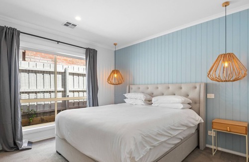 Mornington House | Vibrant 4-Bedroom Home with Outdoor Firepit