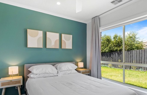 Mornington House | Vibrant 4-Bedroom Home with Outdoor Firepit